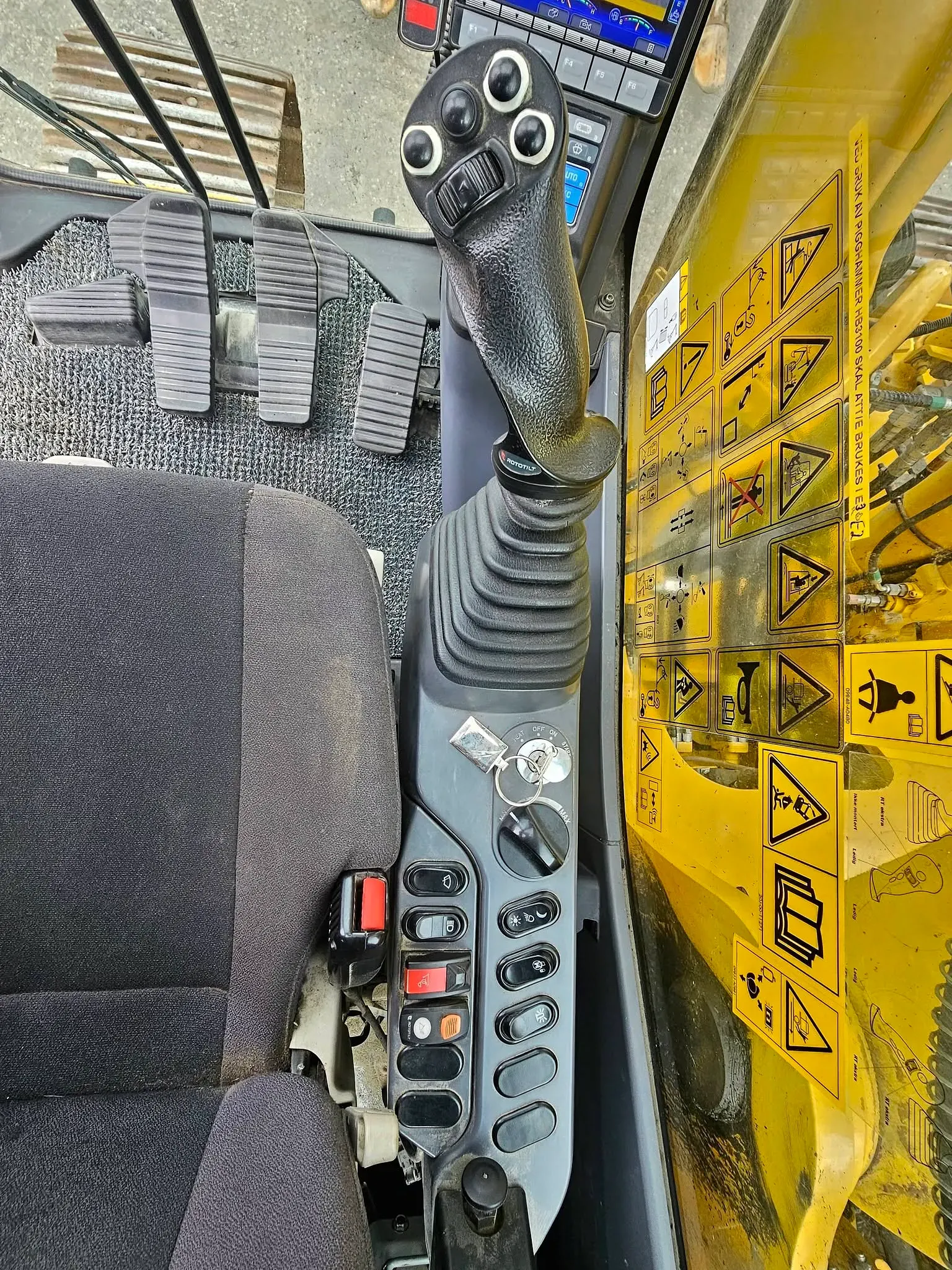 Komatsu PC240LC-11E0 – bilde 62 av 73